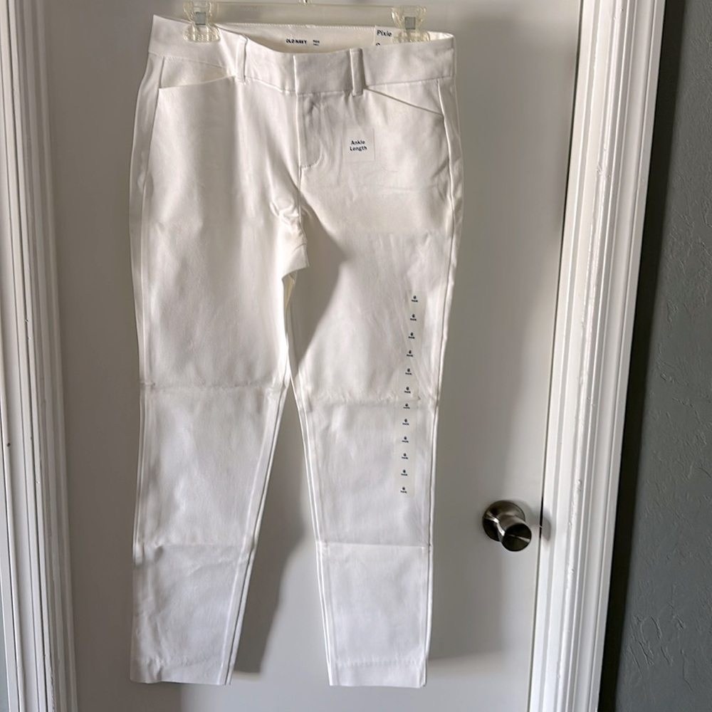 White dress pants, never worn. Old navy, size 6.